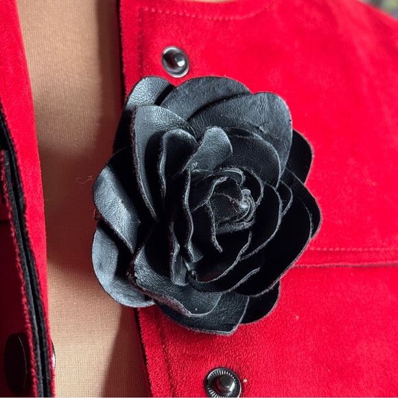 Black Faux Leather Rose Flower Pin Clip Brooch - Picture 2 of 4